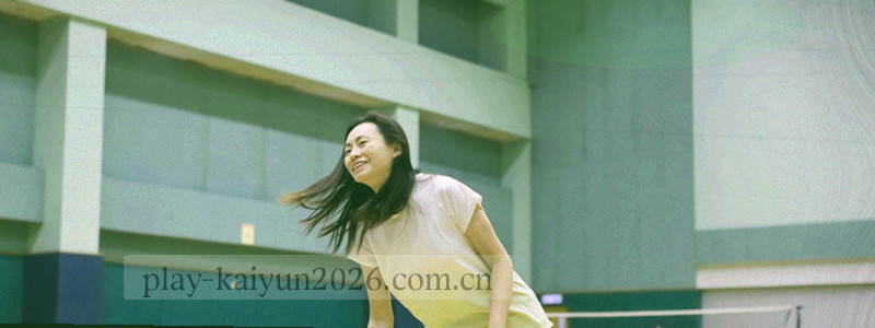 盾牌与数据流线条抽象视觉，象征数据安全与隐私保护
